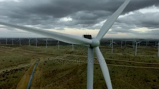 在早上的风力涡轮机的鸟视野 — 图库视频影像