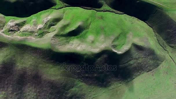 Letecký snímek zelené hory a louky — Stock video