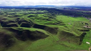 Geniş yeşil alanlar ve tepeler hava atış