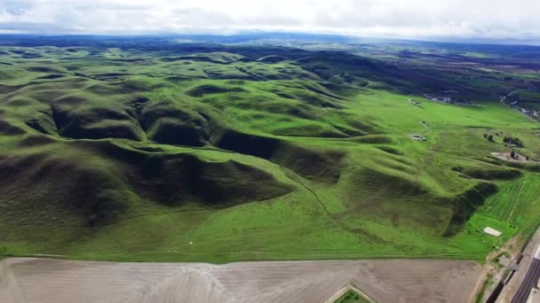 Maravillosa vista aérea de verdes colinas y pastizales — Vídeos de Stock