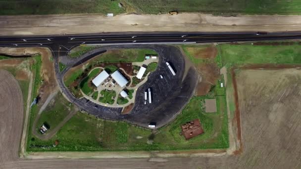 Plano aéreo de la carretera y zona de recreo cerca de hermosos campos — Vídeo de stock