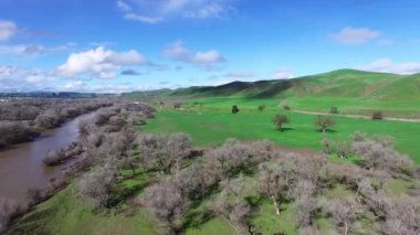 Hava helikopter atış yeşil alan ve bir nehir