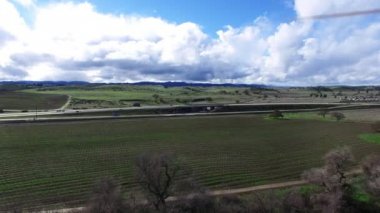 Araba trafik büyük plantation yakın bir karayolu üzerinde