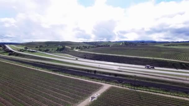 고속도로 자동차 교통와 아름 다운 농장의 파노라마 샷 — 비디오
