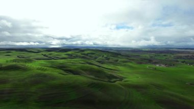 Tepeler ve yeşil alanların güzel güneşli manzara helikopter vurdu