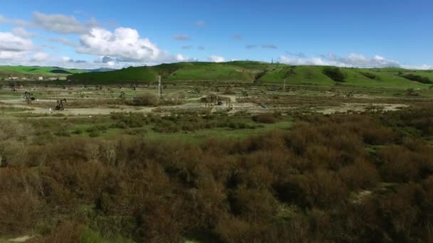 Area di pompaggio dell'olio in un ampio campo — Video Stock