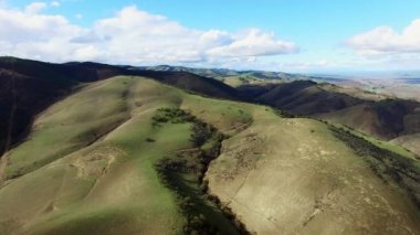 Drone uçuş muhteşem tepeleri ve geniş alanlar üzerinde