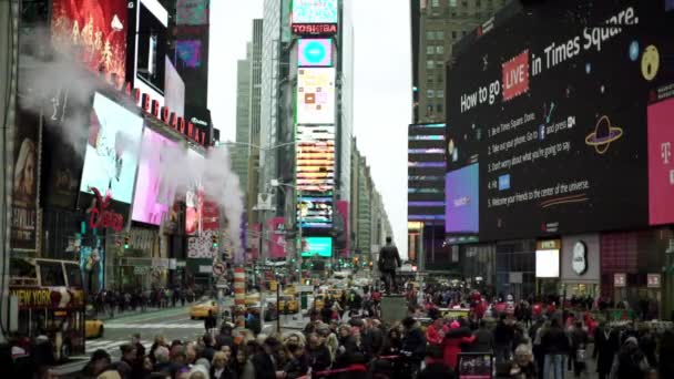 Bekijk op drukke Times Square overdag — Stockvideo