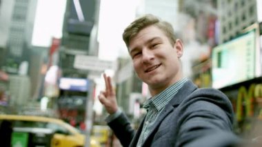 Kamera seyir ve komik hamle yapma genç adam