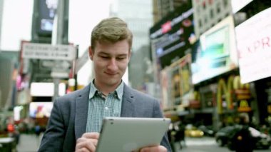 Tablet PC Times Meydanı nda genç adam