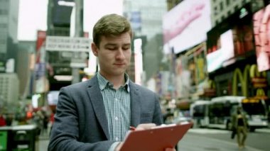 Times Meydanı'nda bir uçak masada bir şey yazma genç adam