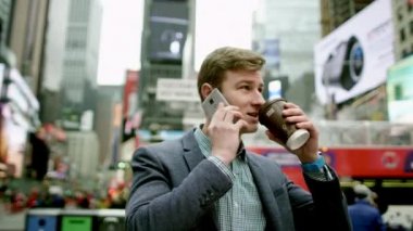 Cep telefonu musun Times Square kahve molası sırasında