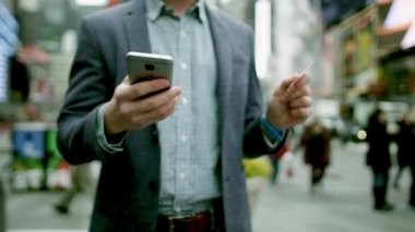 Times Square alışveriş online adam