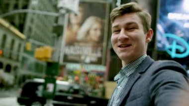 Kamera önünde onu Times Meydanı üzerinde duran ve bir gökdelenin üzerinde işaret ile genç adam