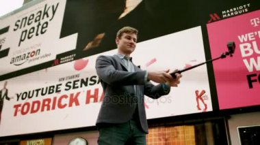 Times Meydanı nda selfie sopayla bir smartphone kamera Selfie