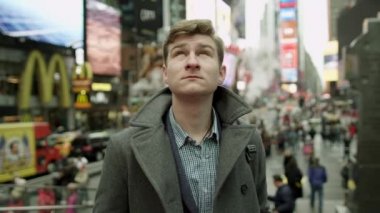 Genç yakışıklı turist Times Meydanı nda çay içme