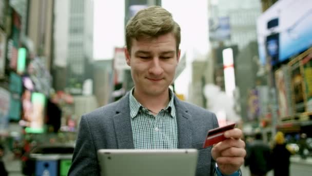 Hombre joven de compras en línea en Temes Square en Nueva York — Vídeos de Stock