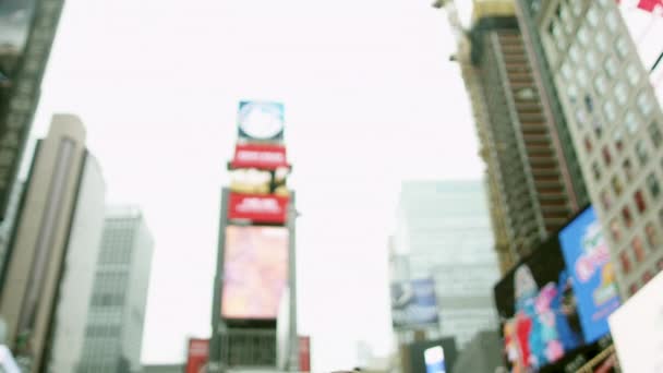 Unga författare med en karta-fall på Times Square — Stockvideo