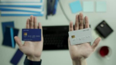 Kredi kartı karşılaştırma adam Üstten Görünüm