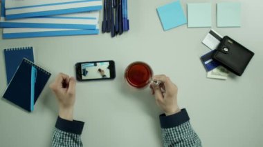 Kendisi hakkında bir video izlerken biri Üstten Görünüm