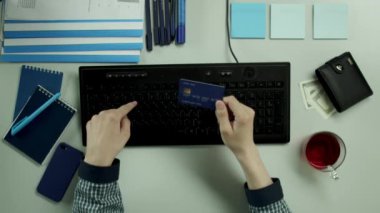 Üstten Görünüm vurdu. Onun Internet satın alma ile heyecanlı bir adamdır