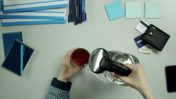 Uppifrån och ned Visa. En man späder ut sitt te med vatten — Stockvideo