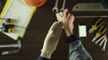 Bir adam işten sonra onun arkadaşı arıyor Üstten Görünüm