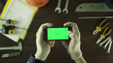 Üstten Görünüm vurdu. Bir mobil oyun oynarken