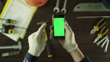 Yukarıdan aşağıya görünümü. Bir adam cep telefonunu yok etmek istiyor