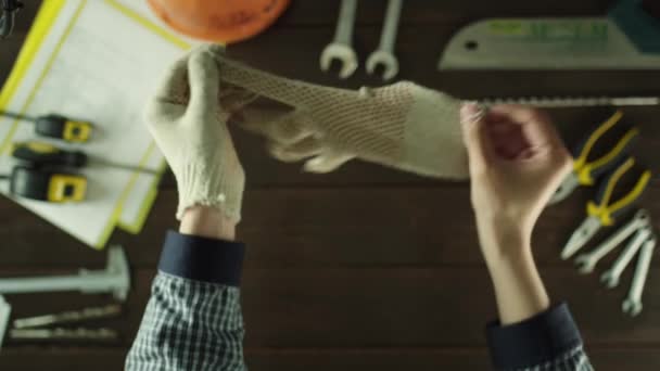 Ovanifrån av en man att ta av handskarna — Stockvideo