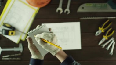 Önemli notlar bir adamın Üstten Görünüm