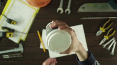 Yukarıdan aşağıya görünümü. Çalışmaları sırasında kahve içme