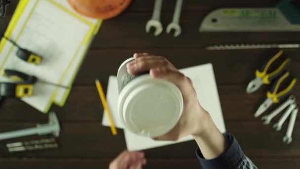 Vue de haut en bas. Boire du café pendant le travail — Video