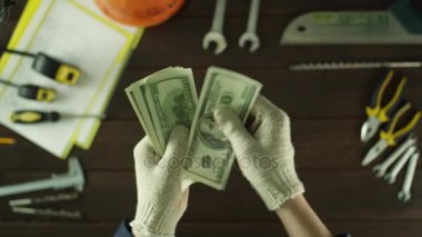 Yukarıdan aşağıya görünümü. Çok mutlu bir işçi