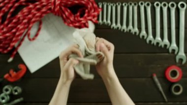 Eldiven üzerinde ellerini koyarak adam Üstten Görünüm