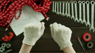 Genel çekmek için ucuz hileler kullanılarak bir adam Üstten Görünüm