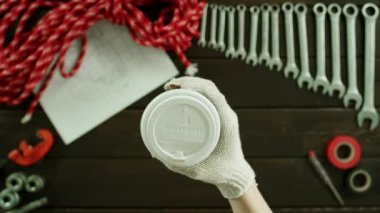 Üstten Görünüm vurdu. Bir fincan kahve ile çalışma