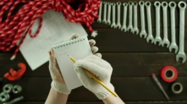 Yukarıdan aşağıya görünümü. Dışarı çapraz metin