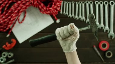 Yukarıdan aşağıya görünümü. Bir çekiç gösterilen