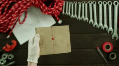 Bir tahta gördüm çalışan adam Üstten Görünüm