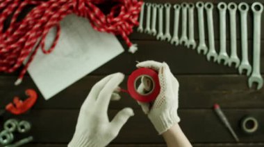 Yukarıdan aşağıya görünümü. Bir yapışkan bant kontrol