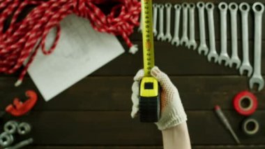 Yeni cetvel kullanarak bir adamın Üstten Görünüm