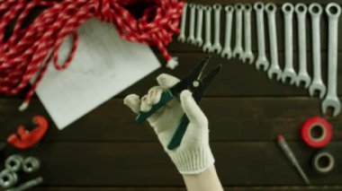 Yukarıdan aşağıya görünümü. Kesici pense kontrol