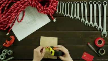 Yukarıdan aşağıya görünümü. Bir tahta ölçme