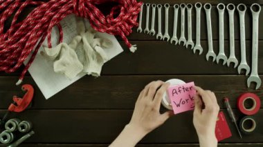 Üstten Görünüm vurdu. Bir fincan kahve işe gitmeden önce işaretleme