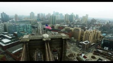 ABD bayrağı Brooklyn Köprüsü üzerinde etrafında dönen helikopter