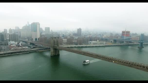 Schot van boot drijvende onder de Brooklyn bridge — Stockvideo