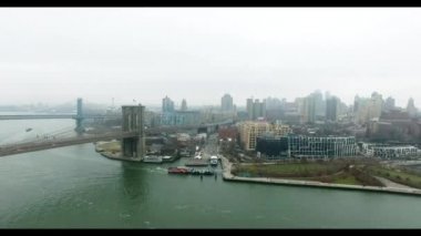 Hava atışta bu gemilerde, Brooklyn Köprüsü ve Brooklyn park ve Hudson Nehri