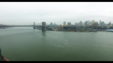 Brooklyn Köprüsü ve Hudson Nehri havadan uzak görünümü
