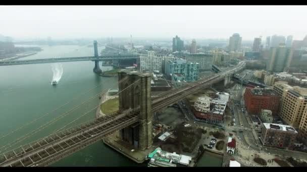 Аэросъемка конца Бруклинского моста с автомобильным движением — стоковое видео
